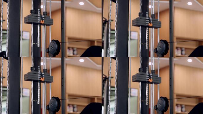 【8K正版素材】运动健身房坐姿划船配重块