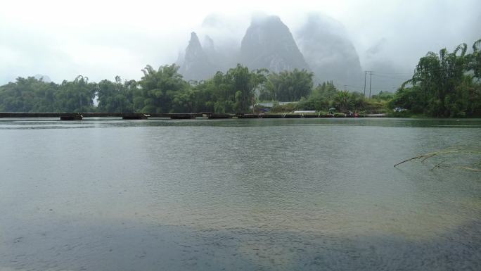 烟雨朦胧的山水风景