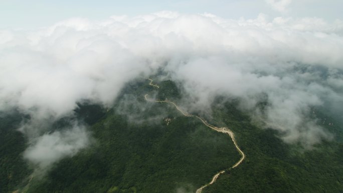 云雾遮挡住的大山和山脉