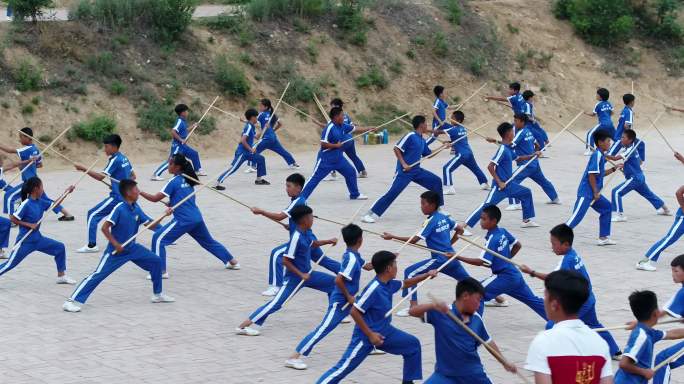 少林鹅坡武术专修院学生练习棍棒