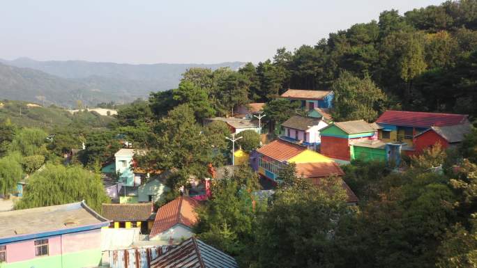 大山森立包围中的小山村