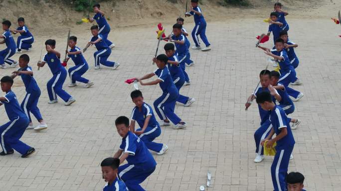 少林鹅坡武术专修院学生练习单刀