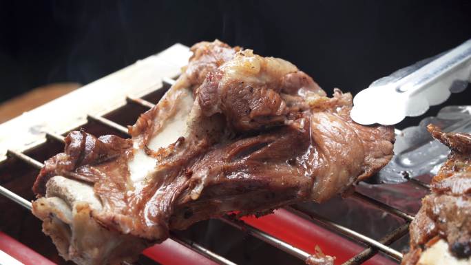 电炉烤猪胛骨制作过程