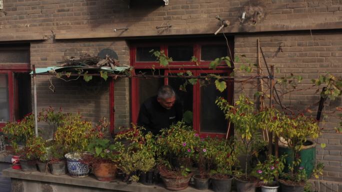 郑州国棉厂住户早晨浇花