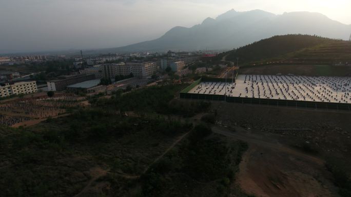 少林鹅坡武术专修院学生在操场练武