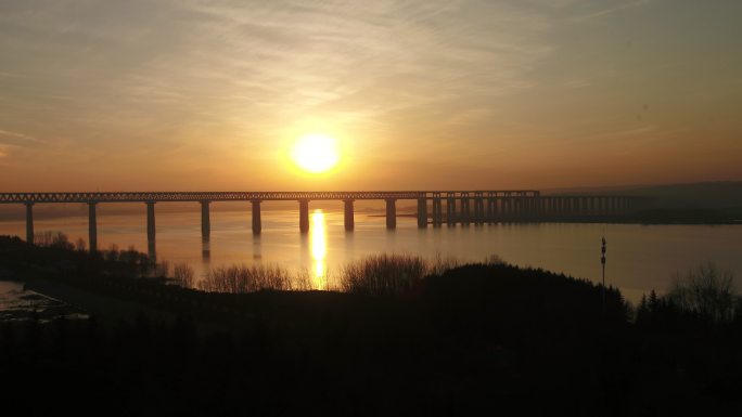 夕阳下的黄河公铁两用大桥