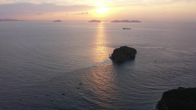 大连棒棰岛会议中心滨海海岸清晨日出逆光