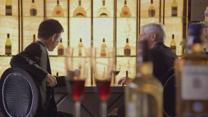 外籍商务人士和中方职员在酒吧喝酒交谈