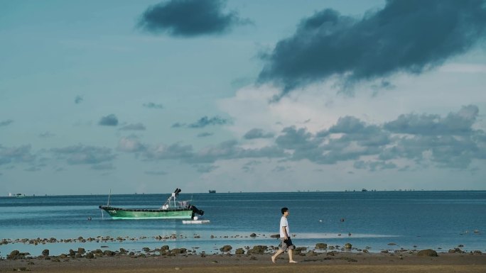 在海边拿着相机行走