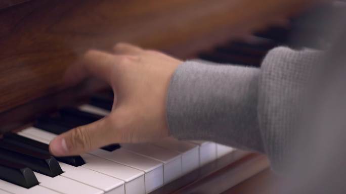 【8K正版素材】钢琴弹琴手琴键近景俯拍