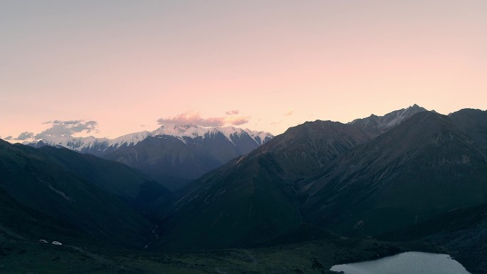 航拍贡嘎雪山日落，贡布措湖面