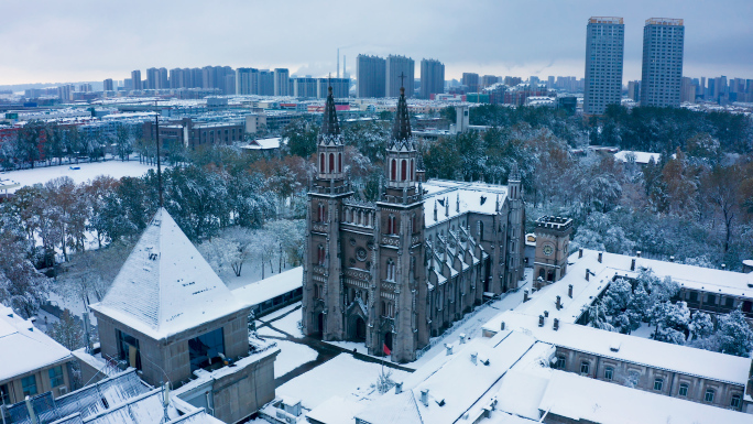 4k航拍济南洪家楼教堂雪景