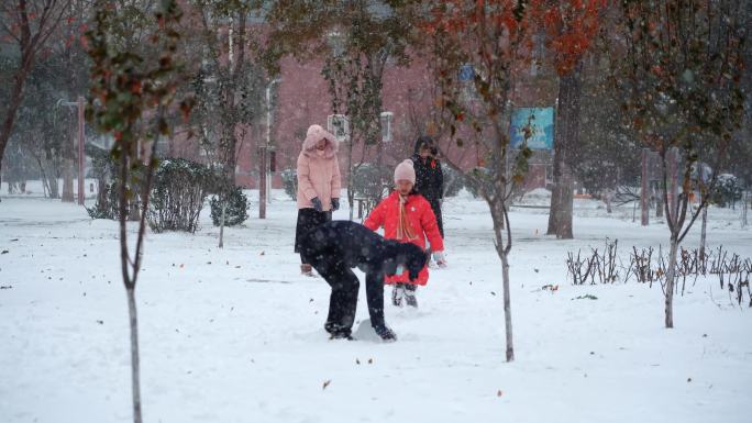 4K 下雪小区玩雪 孩子玩雪 一家人玩雪