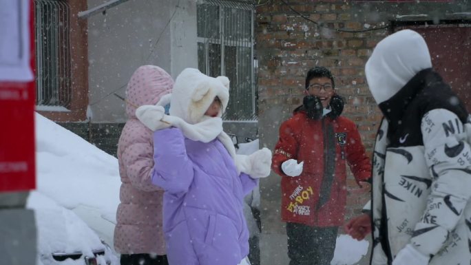 小孩在雪中玩雪打雪仗、下雪素材