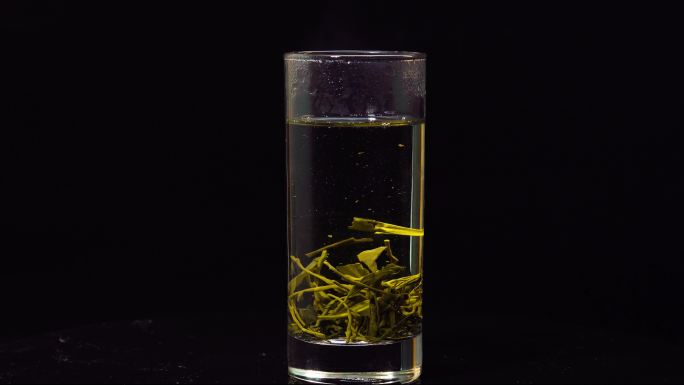 茶叶泡茶茶叶翻滚玻璃杯毛尖茶叶玻璃杯特写