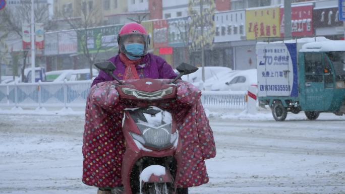 城市下大雪暴风雪中艰难的行人下雪素材