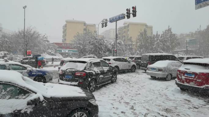 济南第一场雪 道路拥堵