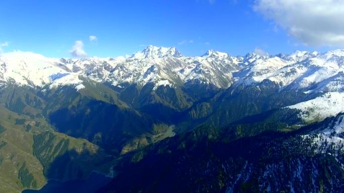 唯美天山雪山生态绿树高山青山河山高山蓝天