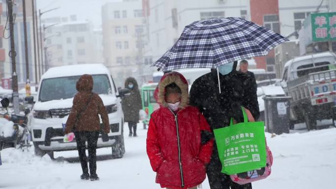 暴风雪中行人、下雪素材