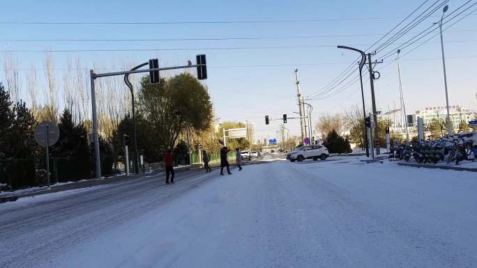 雪后城市道路行车