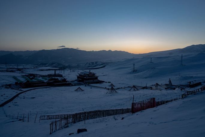 雪山寺庙日出