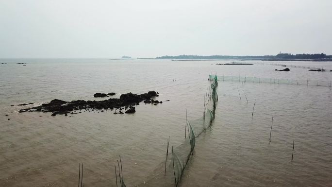 中国广西钦州三娘湾海滩边的渔业围栏