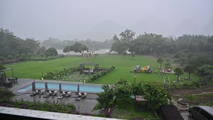 升格-雨中山景公园阳台大雨