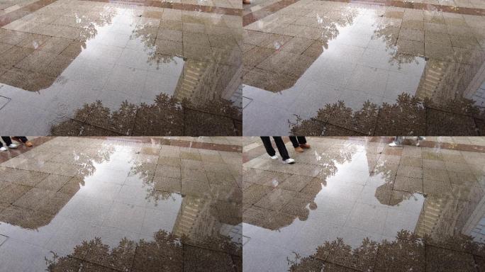 雨后的地面积水倒影和行人脚步