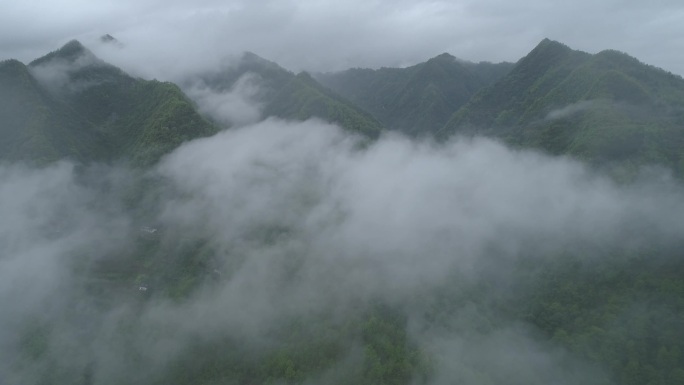 秦岭云雾缭绕航拍