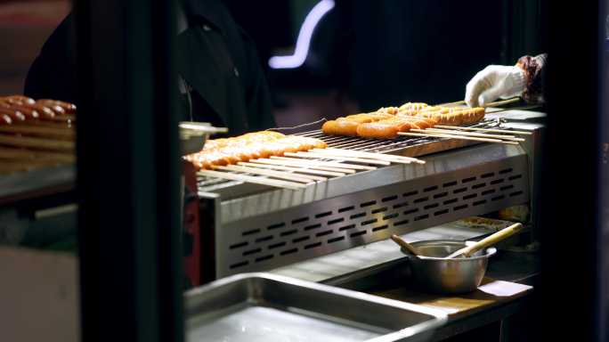 【8K正版素材】夜市小吃街烤肠刷酱近景