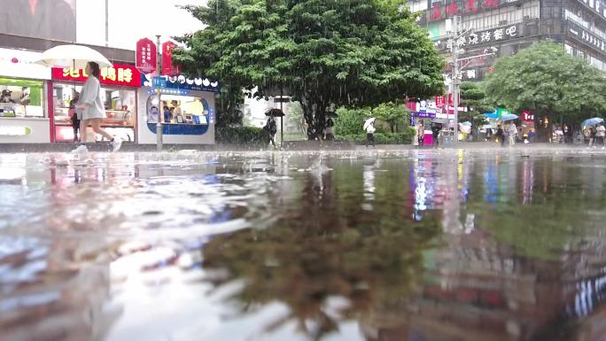 写意雨景焦外朦胧的街景