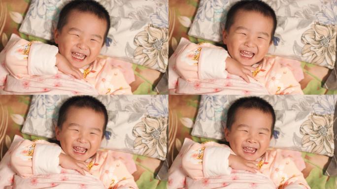 4K小宝宝在床上睡着开心地笑