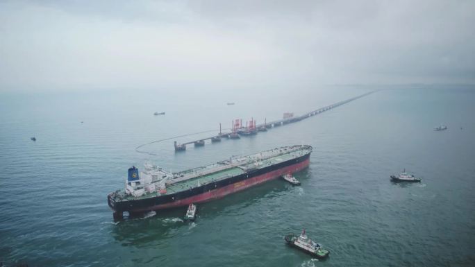 30万吨级原油码头靠泊
