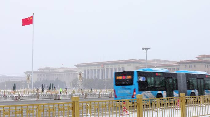 4K实拍下大雪人民大会堂五星红旗北京暴雪