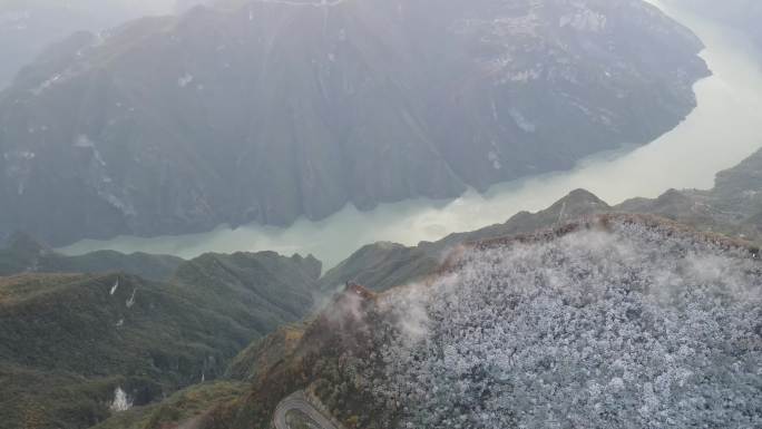 航拍高海拔地区下雪风景