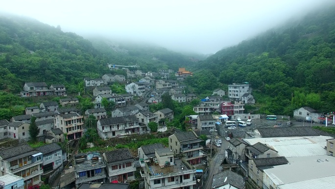 玉环大麦屿鲜叠社区低空云雾倒飞鸽子飞过