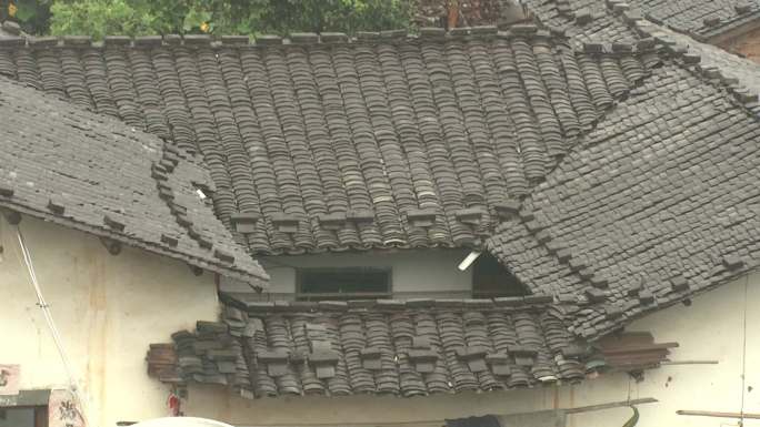 传统村落民居雨天