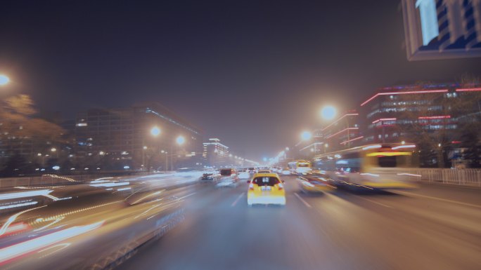 夜晚车辆在城市里穿梭 夜景长安街车流线