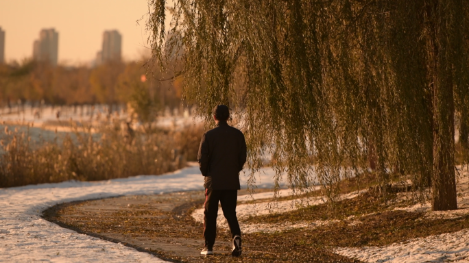 【原创】冬天一个人河边走路背影
