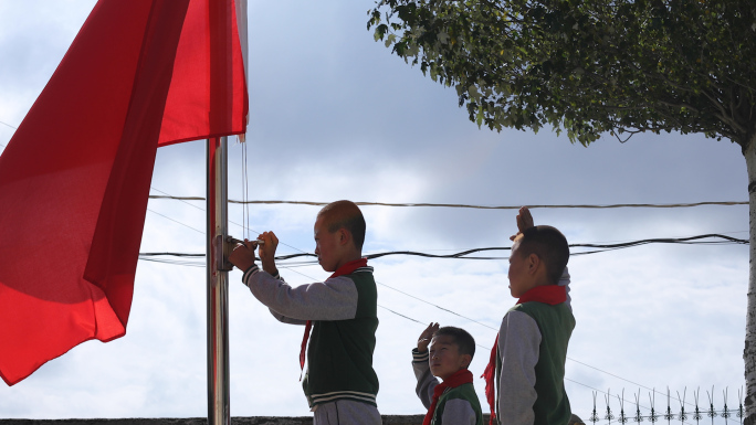 小学生升国旗