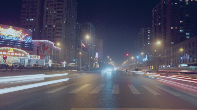 夜晚车辆在城市里穿梭 夜景北京车流线