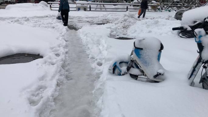 【4K】雪中共享单车、雪中电动车