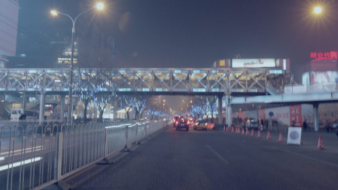 夜晚车辆在城市里穿梭 夜景北京车流线