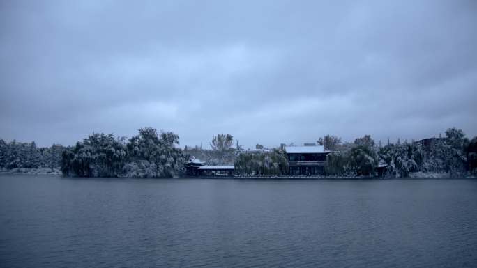 济南大雪后的大明湖景区平静的湖面