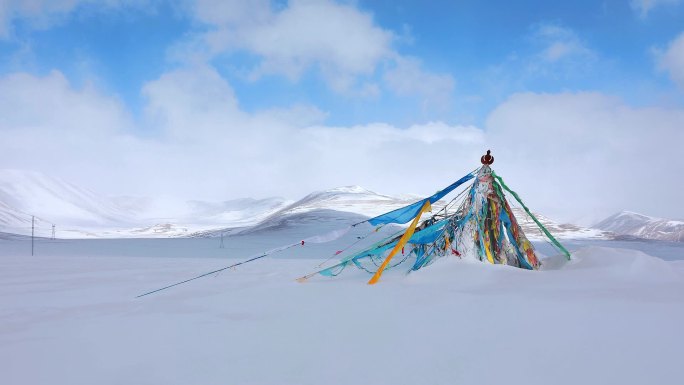 青海西宁鄂拉山雪山上的旗帜延时