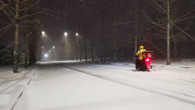 暴风雪的夜晚北风呼啸实拍