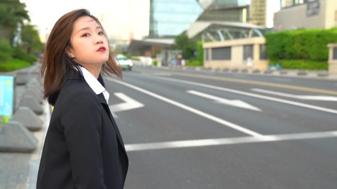 女生逛街过马路