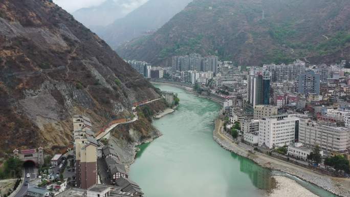 泸定县城大渡河