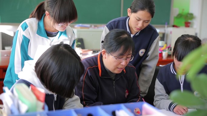 老师在教室辅导学生