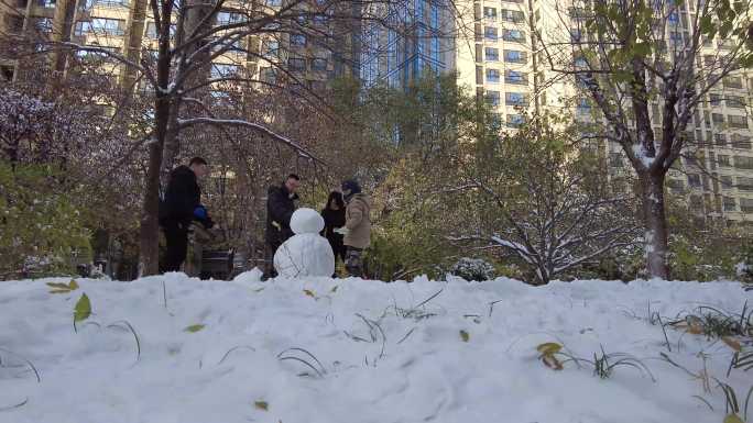 玩雪人 唯美初雪雪景雨夹雪初冬景色